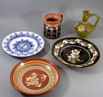 5 darab mázas kerámia tárgy, falitál, kiöntő, korsó, közte lepattanással, klf méretben.