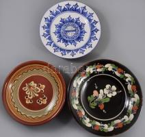 5 darab mázas kerámia tárgy, falitál, kiöntő, korsó, közte lepattanással, klf méretben