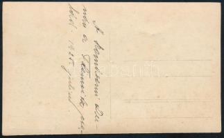 1925 A komáromi (Felvidék) Duna-szakaszon csónakázó család fotója, háttérben a part menti épületekke...