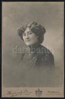 cca 1910 Czullik Inez, Czullik Ágost, a Liechtenstein hercegi kertek igazgatója lányának portréja, kabinetfotó Mindszenty Béla pozsonyi műterméből, 16,5x10,5 cm
