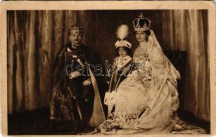 1917 IV. Károly király, Zita királyné és Ottó koronaherceg. A Magyar Vöröskereszt Egylet szeretetadomány osztálya / Charles I of Austria, Queen Zita and Crown Prince (Habsburg) Otto + "M. kir. 301. honvéd gyalogezred III. zászlóalj" (fa)