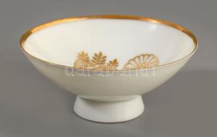 Japán porcelán katonai szakés csésze. cca 1940-1944, gyalogos hadosztály, császárfalevél és kalligrafikus díszítéssel, hibátlan, d: 9,5 cm