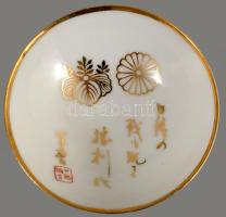 Japán porcelán katonai szakés csésze. cca 1940-1944, gyalogos hadosztály, császárfalevél és kalligra...