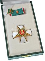 1991. "Magyar Köztársasági Érdemrend tisztikeresztje, polgári tagozat" zománcozott, aranyozott kitüntetés, hátlapi tű fémjel nélkül, szalagsávval, miniatűrrel, eredeti adományozói tokban T:UNC / Hungary 1991. "Order of Merit of the Hungarian Republic, Officer's Cross, Civil Grade" enamelled, gilt decoration, pin without hallmark, with service ribbon and miniature in original case C:UNC NMK 739.