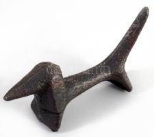 Stilizált vas kutya figura, h: 8,5 cm