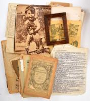 Nagy papírhagyaték tétel egy zacskóban. Vegyes történelmi, zenei témájú kiadványok, egyéb okmányok, esetleg kéziratok is.