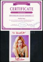 Sylvie Vartan - A francia popdíva aláírása Sylvie Vartan a francia könnyűzene egyik legfényesebb csillaga, akinek neve az 1960-as évek yé-yé korszakával, eleganciával és nemzetközi sikerekkel fonódott össze. Bolgár származású, magyar gyökerekkel rendelkező énekesnőként különleges kulturális örökséget képvisel, és több mint hat évtizedes karrierje során a világ színpadain varázsolta el közönségét. Az aláírt fényképe nem csupán egy zenei relikvia - ez egy ikonikus női előadó emléke, aki stílust, hangot és történelmet teremtett. - A yé-yé stílus királynője - Az 1960-as években vált ismertté, olyan slágerekkel, mint La plus belle pour aller danser, amelyek meghatározták egy generáció zenei ízlését. - Nemzetközi sztár - Turnézott Amerikában, Japánban, Dél-Amerikában és Európa számos országában, gyakran olyan előadókkal egy színpadon, mint a The Beatles vagy Trini Lopez. - Johnny Hallyday partnere - Franciaország egyik legnagyobb rocksztárjával kötött házassága a francia popkultúra egyik legismertebb párosává tette őket. - Stílusikon - Eleganciája, színpadi megjelenése és divatérzéke miatt a korszak egyik legnagyobb női példaképévé vált.  - Töretlen pályaív - A 2000-es években visszatért a színpadra dzsesszballadákkal és új albumokkal, bizonyítva, hogy művészete időtálló és sokszínű.