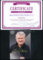 Sepp Maier aláírt fotója - a német futball egyik legnagyobb kapusa, aki egész karrierjét a Bayern München csapatánál töltötte. Négyszeres német bajnokként, háromszoros BEK-győztesként és világbajnokként írta be nevét a sporttörténelembe, miután az 1974-es tornán a nyugatnémet válogatott tagjaként diadalmaskodott. Háromszor választották az Év játékosának Németországban, ami kiemelkedő teljesítményére utal.