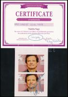 Colin Firth - Oscar-díjas filmsztár aláírása Colin Firth az egyik legelismertebb brit színész, aki eleganciájával és kifinomult játékával meghódította a filmvilágot. Oscar-, Golden Globe- és BAFTA-díjas művész, akinek alakításai mély érzelmeket és kifogástalan színészi technikát tükröznek. Az aláírt fényképe nem csupán egy emléktárgy, hanem egy darabka filmtörténelem, amely tiszteleg az ő rendkívüli karrierje előtt. - Mr. Darcy ikonikus megformálója - Az 1995-ös Büszkeség és balítélet sorozatban nyújtott alakítása világszerte ismertté tette. - Oscar-díjas király - A király beszéde című filmben nyújtott alakításáért 2011-ben elnyerte az Oscar-díjat. - A brit filmek oszlopos tagja - Szerepelt olyan klasszikusokban, mint Bridget Jones naplója, Szerelmes Shakespeare és Igazából szerelem. - Titkosügynök szerepben - A Kingsman: A titkos szolgálat című akciófilmben egy elegáns, halálos ügynököt alakított. - Tudományos érdeklődés - Társszerzője egy tanulmánynak, amely az emberek politikai nézetei és agyi struktúrájuk közötti kapcsolatot vizsgálja.