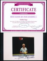 José Higueras teniszező aláírása José Higueras, a világ egyik legjobb salakpályás játékosa volt a 70-es és 80-as években. Pályafutása alatt 16 egyéni tornagyőzelmet szerzett, és 1983-ban a világranglista 6. helyéig jutott. Kétszer is elődöntős volt a Roland Garroson (1982, 1983), és meghatározó tagja volt az első Világcsapat Kupát megnyerő spanyol válogatottnak. Visszavonulása után legendás edzőként dolgozott együtt olyan sztárokkal, mint Michael Chang, Jim Courier, Pete Sampras és Roger Federer.