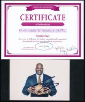 Shaquille O'Neal aláírása, becenevén Shaq, egy amerikai profi kosárlabdázó, színész és sportelemző, aki az NBA történetének egyik legdominánsabb centere volt. 1972. március 6-án született Newarkban, New Jersey államban, és 19 éves pályafutása alatt hat különböző csapatban játszott. Karrierje és sikerei Shaq az Orlando Magic csapatában kezdte pályafutását, majd a Los Angeles Lakers színeiben érte el legnagyobb sikereit, ahol három egymást követő NBA-bajnoki címet nyert (2000-2002). Később a Miami Heat csapatával is bajnok lett (2006). Legfontosabb eredményei:   4× NBA-bajnok (2000-2002, 2006)  3× NBA-döntő MVP (2000-2002)  NBA MVP (2000)  15× NBA All-Star (1993-1998, 2000-2007, 2009)  NBA Az év újonca (1993)  Színészi és üzleti karrier Shaq nemcsak a pályán, hanem a filmvásznon is feltűnt. Szerepelt olyan filmekben, mint:   Kazaam (1996) - egy dzsinn szerepében  A játék ördöge (1998) - Denzel Washington oldalán  Horrorra akadva 4 (2006) - önmagát alakítva  Emellett sikeres üzletember, saját sportelemző műsora van, és több vállalkozásban is részt vesz, beleértve az ingatlanpiacot és az étteremláncokat.