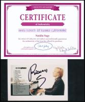 Richard Clayderman (születési nevén Philippe Pagés) francia zongoraművész aláírása, aki a Ballade pour Adeline (1976) című dallal vált világszerte ismertté. Ez a romantikus zongoraballada több mint 22 millió példányban kelt el, és meghatározta Clayderman karrierjét. A klasszikus és könnyűzenei elemeket ötvöző stílusával több mint 1000 dalt rögzített, és 267 arany- és 70 platinalemezzel büszkélkedhet. Nancy Reagan, az Egyesült Államok egykori First Ladyje a Romantika Hercegének nevezte el, ami azóta is rajta ragadt.