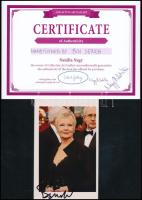 Judi Dench, teljes nevén Judith Olivia Dench, egy Oscar-, Golden Globe- és Tony-díjas brit színésznő, aki a színpadon, televízióban és filmvásznon egyaránt lenyűgöző karriert épített. Dench a Royal Shakespeare Company egyik meghatározó alakja volt, majd világszerte ismertté vált olyan ikonikus filmekben, mint:   Szerelmes Shakespeare (1998) - Oscar-díjat nyert Erzsébet királynő szerepéért  Philomena (2013) - Oscar-jelölés a legjobb női főszereplőként  Skyfall (2012) - M szerepében a James Bond-filmekben  Viktória királynő és Abdul (2017) - Viktória királynőként  Gyilkosság az Orient expresszen (2017) - Dragomiroff hercegnőként  Dench több Laurence Olivier-díjat, BAFTA-díjat és Emmy-díjat nyert, valamint elnyerte a Brit Birodalom Érdemrendjének hölgye (Dame) címet, amelyet II. Erzsébet királynő adományozott neki.