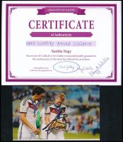 André Schürrle - Világbajnok futballcsillag aláírása André Schürrle neve örökre összeforrt a német futball aranykorával. Villámgyors szélsőként, technikás támadóként és csapatjátékosként olyan pillanatokat teremtett, amelyek beírták magukat a sporttörténelembe. Az aláírt fényképe nem csupán egy sportrelikvia - ez egy világbajnoki döntő emléke, egy ikonikus gól előtti utolsó passz, amely milliók szívét dobogtatta meg. - Világbajnoki hős - A 2014-es FIFA-világbajnokság döntőjében ő adta a gólpasszt Mario Götzének, amellyel Németország megszerezte negyedik világbajnoki címét. - Nemzetközi klasszis - 57 válogatott mérkőzésen 22 gólt szerzett, és tagja volt a 2012-es Eb-elődöntős csapatnak is. - Premier League sztár - A Chelsea játékosaként meghatározó szerepet játszott a klub sikereiben, mielőtt a Wolfsburghoz igazolt, ahol DFB-Pokalt és Szuperkupát nyert. - Korai visszavonulás, új utak - 29 évesen, 2020-ban visszavonult a profi futballtól, hogy új kihívásokat keressen - döntése őszinteségével és bátorságával sokak tiszteletét kivívta.