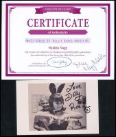 Dolly Read Martin brit színésznő és modell aláírása, aki az első brit Playmate volt a Playboy magazinban. 1966 májusában jelent meg a magazinban, majd később a Visszatérés a babák völgyébe (Beyond the Valley of the Dolls, 1970) című kultikus film főszereplőjeként vált ismertté.