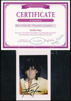 Thomas Anders - A Modern Talking ikon aláírása Thomas Anders neve egyet jelent az európai popzene aranykorával. A Modern Talking duó frontembereként világszerte több mint 125 millió lemezt adott el, és olyan slágerekkel írta be magát a zenei történelembe, mint You're My Heart, You're My Soul vagy Cheri Cheri Lady. Az aláírt fényképe nem csupán egy rajongói relikvia - ez egy korszak szimbóluma, amely generációk életének háttérzenéjévé vált. - A Modern Talking hangja - Dieter Bohlen oldalán 1984-ben robbant be a köztudatba, és a duó azonnal nemzetközi szenzációvá vált. - Világsiker 81 országban - A You're My Heart, You're My Soul című dal 81 országban vezette a slágerlistákat. - Szólókarrier és új stílusok - A duó felbomlása után Anders szólóban is sikeres lett, dzsessz, latin pop, soul és szving stílusban is alkotott. - Több mint 420 arany- és platinalemez - Művészi munkáját számos díjjal ismerték el, köztük a Bambi, ECHO és World Music Award elismerésekkel. - A popzene úriembere - Karizmája, eleganciája és időtálló hangja miatt rajongók milliói tekintik őt a popzene egyik legnagyobb alakjának.