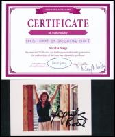 Jacqueline Bisset brit színésznő aláírása, aki eleganciájával és tehetségével vált világszerte ismertté. Karrierje során olyan ikonikus filmekben szerepelt, mint a Bullitt (1968), ahol Steve McQueen partnere volt, valamint A káprázatos (Le Magnifique, 1973), amelyben Jean-Paul Belmondóval játszott együtt. Emellett emlékezetes alakítást nyújtott A mélység (The Deep, 1977) című filmben, ahol egy ikonikus jelenetben átlátszó, vizes pólóban emelkedik ki a tengerből, ezzel teremtve divatot.