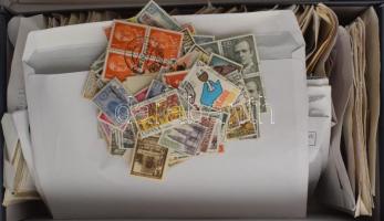 Külföldi bélyegek borítékokban, 10 - 20.000 db, cipősdobozban