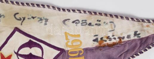 1967 Egri Dózsa SE selyem csapatzászló, Kovács György labdarúgó játékos aláírásával, kis sérüléssel....