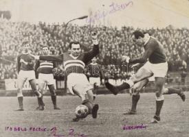 Göröcs János (1939-2020), Ifj Bene Ferenc (1978) labdarúgóedző aláírásai Göröcsöt és Bene Ferencet ábrázoló fotón   Footballer János Göröcs (1939-2020), Ferenc Bene Jr. (1978) signatures on a photo depicting Göröcs and Ferenc Bene 25x18 cm