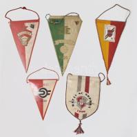 5 db magyar sportzászló labdarúgó csapatoktól. Dunaujvárosi Kohász SE, Matáv Sopron, BLSZ, ZTE, a zászlón két zománc jelvénnyel, DVSC,