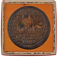 1980. "Dunaújváros Arany Üst Nemzetközi Úszóverseny" egyoldalas, irizáló hatású bronz emlékérem, fa alapon, eredeti tokban (érem:107mm, fa alappal:123mm) T:AU