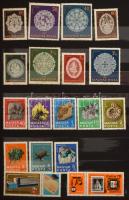 Magyar gyűjtemény, modern anyag részben vegyes minőségben, 7 db A/4-es + több közepes berakóban