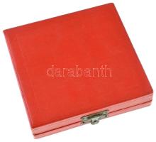 1962. "Csepel SC - 50 év" egyoldalas Zn emlékérem, hátoldalán névre szóló gravírozással &q...