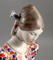 Hollóházi Varró Matyónő. Terv.: Torma Istvánné. Jelzett, hibátlan, m: 23,5 cm