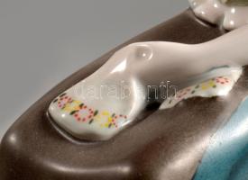 Hollóházi Varró Matyónő. Terv.: Torma Istvánné. Jelzett, hibátlan, m: 23,5 cm