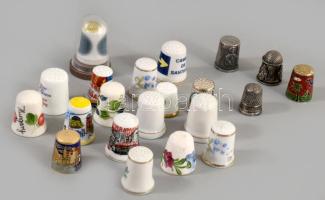 21 darab gyűszű, közte Hollóházi, Herendi és ezüst (Ag) darabbal.