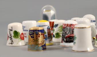 21 darab gyűszű, közte Hollóházi, Herendi és ezüst (Ag) darabbal