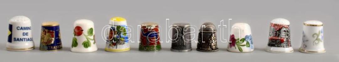 21 darab gyűszű, közte Hollóházi, Herendi és ezüst (Ag) darabbal