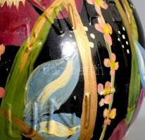 Jelzett kézzel festett virágmintás Zwack üveg, m: 17 cm