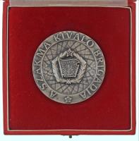 Vincze Dénes (1914-1972) DN "A Szakma Kiváló Brigádja - Szocialista Brigád" egyoldalas, ezüstpatinázott bronz plakett tokban (70mm) T:AU, patina