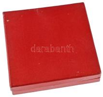 1982. "25 éves a Mező Imre KISZ Szervezet 1957-1982" egyoldalas, ezüstözött, öntött fém em...