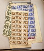 Kis vegyes hagyaték tétel, benne régi és modern külföldi, magyar bélyegek és kivágások, régi üres cserefüzet, zseb berakó, német francotyp bélyegzés kivágások, kevés összefüggés, kis bontatlan tasak bélyegragasztó, dobozban