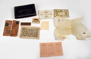 cca 1900 "Prima Schablonen für Wäschestickerei" kartondoboz, benne 2 db eredeti fémlemez betűsablon, díszes borítékok, gyufacímke, stb., kissé viseltes állapotban