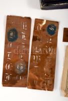 cca 1900 "Prima Schablonen für Wäschestickerei" kartondoboz, benne 2 db eredeti fémlemez b...