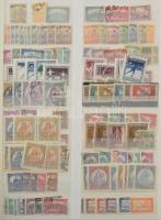 Magyar bélyegek a krajcárosoktól 24 lapos rendező berakóban másodpéldányokkal, vegyes anyag néhány j...