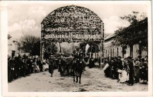 1938 Párkány, Stúrovo; bevonulás, "Éljen Horthy! Mindent vissza! Győzött Magyarország!" díszkapu, magyar zászló / entry of the Hungarian troops, decorated gate, Hungarian flag (fl)