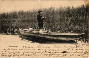 1904 Siófok, Vadrucales (vadréce, vadkacsa), vadász puskával és kutyával csónakban, nádas (apró szakadás / tiny tear)