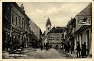 Pápa, Fő utca, autó, Szilasy György szűcs szőrmeüzlete, Gottlieb Jenőné Kézimunka üzlet és előnyomda, Kis Tivadar könyvkötő műhelye, dohány nagyáruda, hentes és mészáros, Tóth Lajos puskaműves, rendőrök