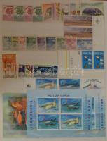 Nagyrészt postatiszta és tengerentúli tétel nagyon sok motívummal, rengeteg új bélyeggel 8 db A/4 be...