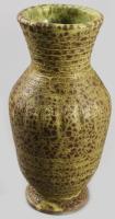 Gorka Géza (1894-1971): Váza, vállánál hólyagos díszítéssel. Korongozott és kézzel mintázott cserép....