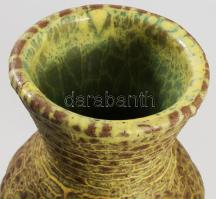 Gorka Géza (1894-1971): Váza, vállánál hólyagos díszítéssel. Korongozott és kézzel mintázott cserép....