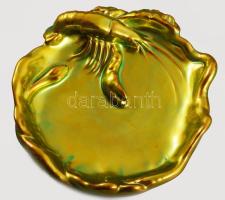 Zsolnay névjegykártya tartó tál plasztikus homár és kígyó alakokkal díszítve. Többszínű selyemfényű eozinmázzal bevont finomfajansz, domináns mézsárga eozin színnel. Jelzett, kis mázkopással, d: 18 cm