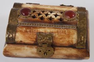 Tevecsont díszdoboz, zsanérja hiányos, 10x8 cm