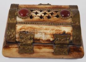 Tevecsont díszdoboz, zsanérja hiányos, 10x8 cm