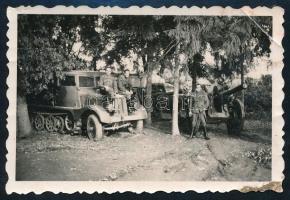 1938 Őrhegy-puszta, katonák féllánctalpas tüzérségi vontatóval és ágyúval, a hátoldalon feliratozott fotó, saroktöréssel, 6x8,5 cm